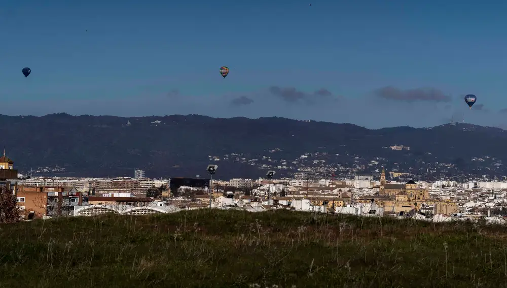 Los Reyes Magos han surcado los cielos de Córdoba en tres globos aerostáticos