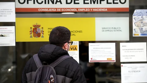 Un hombre mira el cristal de una oficina de empleo del SEPE