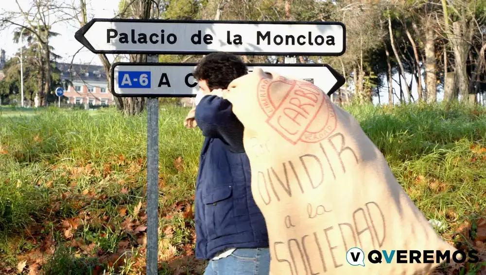 Uno de los siete sacos de 150 kilos de carbón, que porta el "castigo" al Gobierno por "dividir a la sociedad"