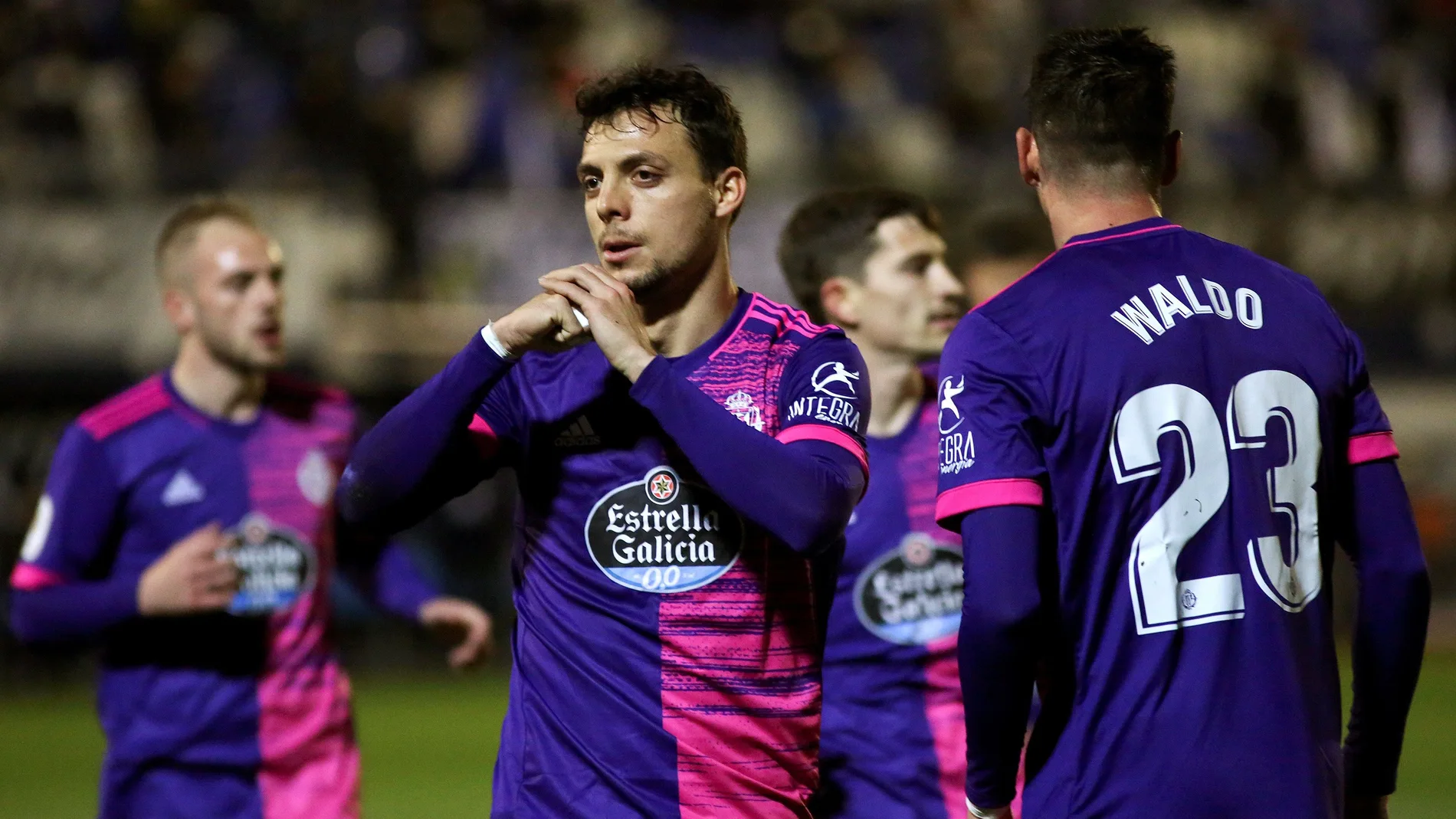 El delantero del Valladolid Óscar Plano (2-i) celebra tras marcar el segundo gol ante el Marbella, durante el partido de la Copa del Rey que disputan esta noche en el Estadio Municipal Antonio Lorenzo Cuevas de Marbella, en Málaga. EFE/Daniel Pérez