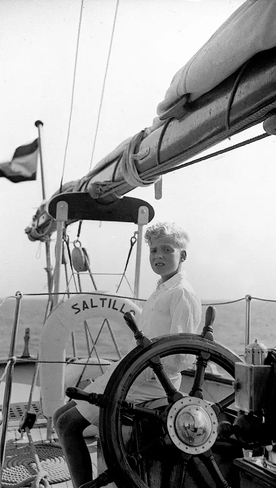 Don Juan Carlos de Borbón el 28 de agosto de 1949 en Estoril (Portugal) durante una excursión en el barco &quot;Saltillo&quot;. EFE **SOLO USO EDITORIAL**