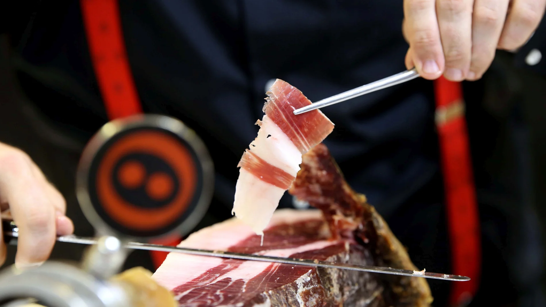 Un maestro cortador da cuenta con estilo y sapiencia de un jamón