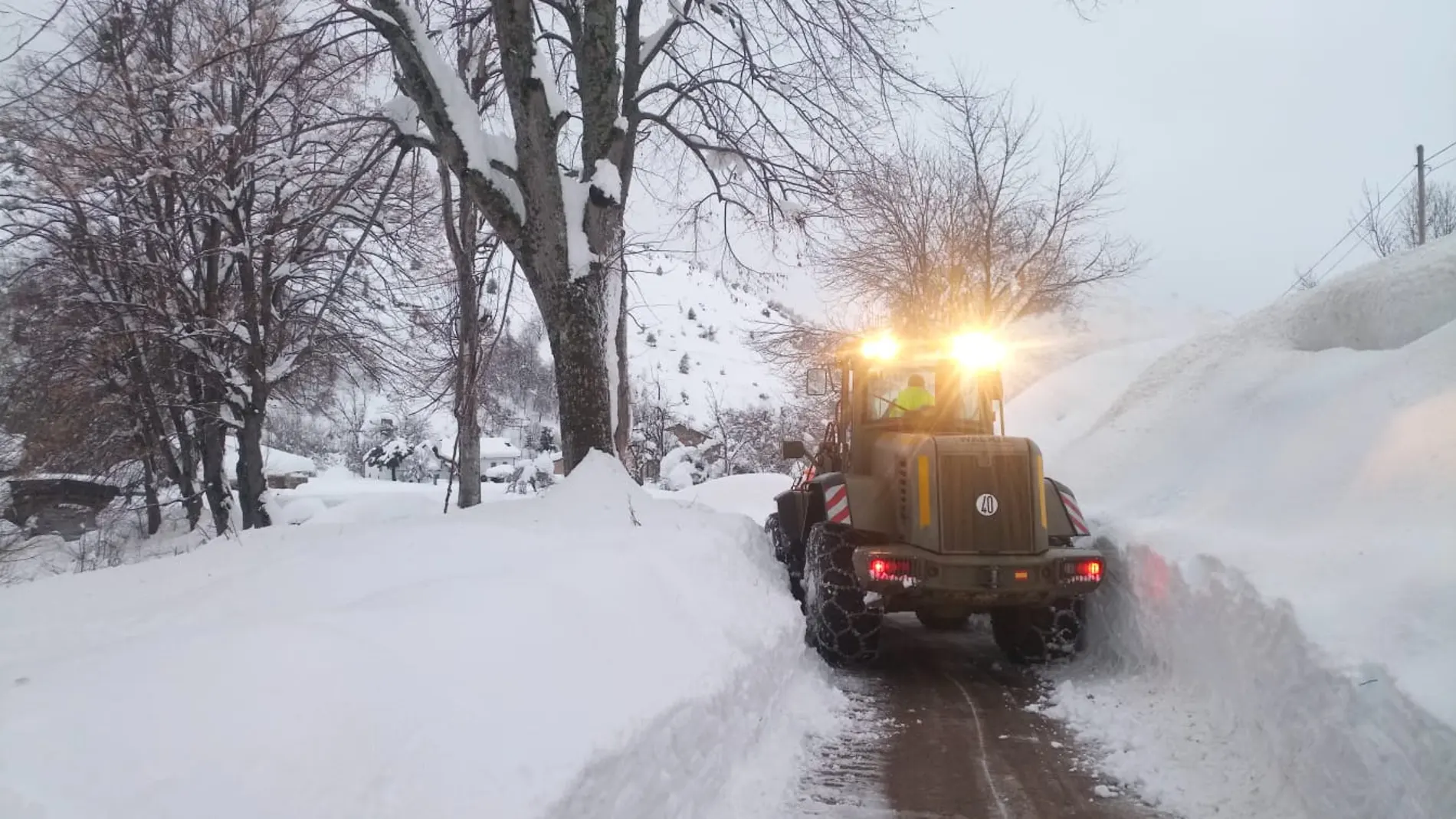 Personal de la UME retiran nieve en zonas montañosas de León