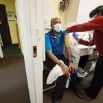 El cardiólogo Malcolm Taylor recibe una vacuna en el Servicio Médico Phillips, en EE UU