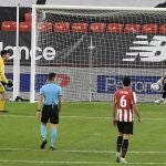 Pedri celebra el gol que le marca al Athletic