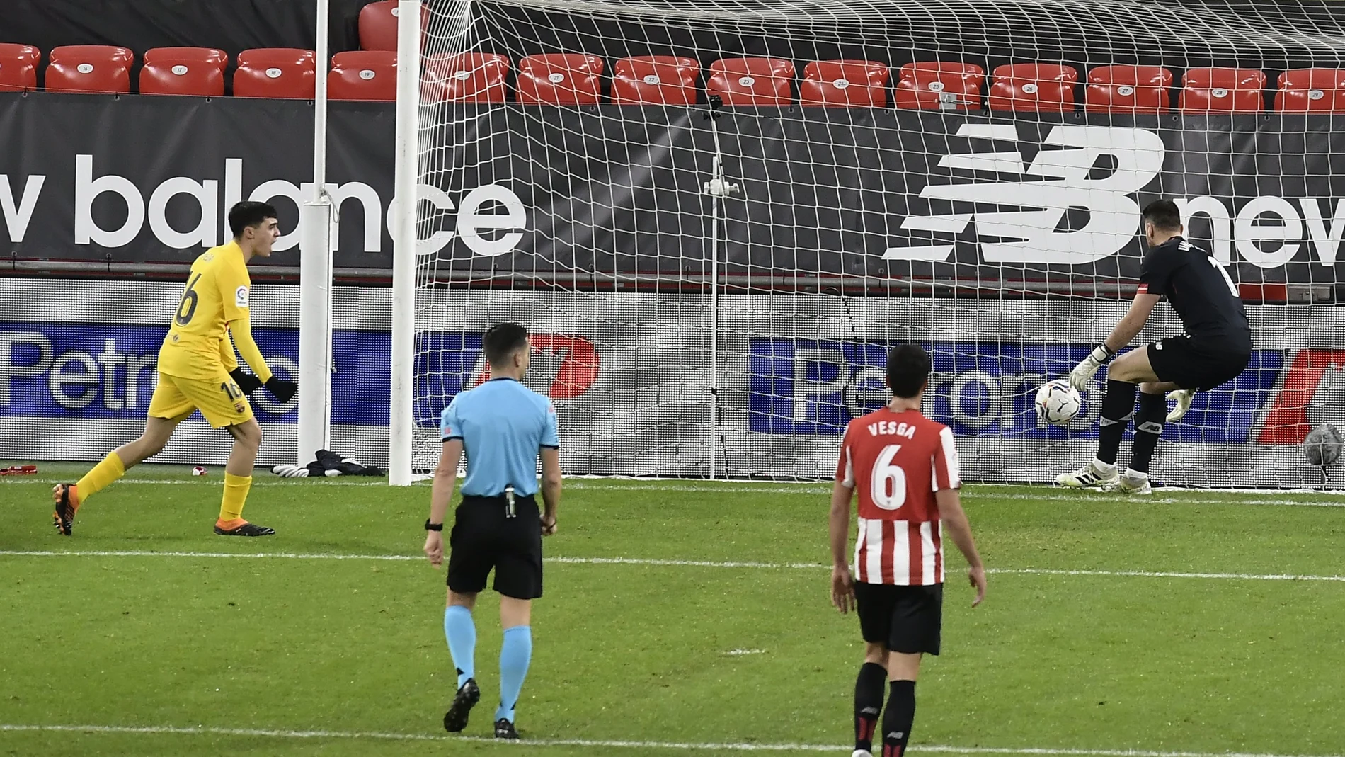 Pedri celebra el gol que le marca al Athletic