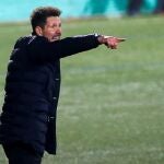 Simeone da instrucciones durante el partido entre el Atlético y el Cornellà