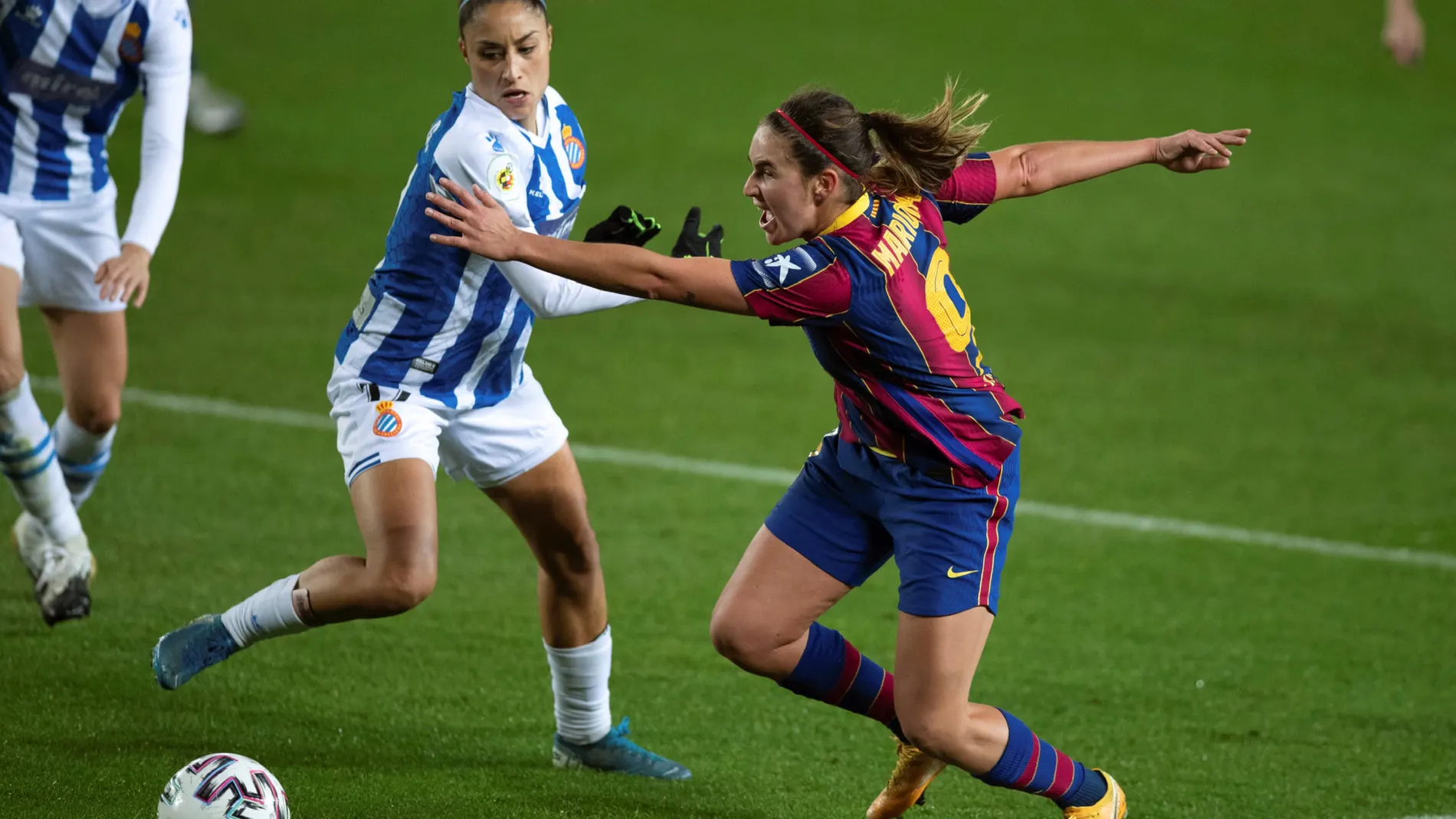 La jugadora del Espanyol Laura Fernández trata de quitar el balón a la barcelonista Mariona Caldentey