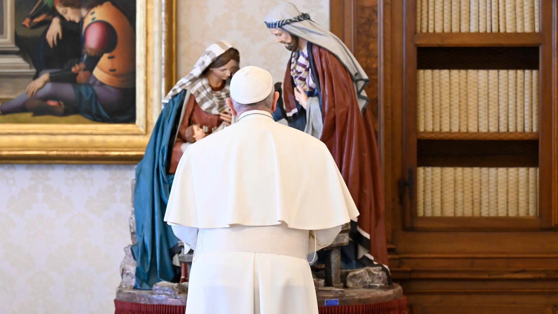 La imagen muestra al Papa Francisco frente a una escena de la Natividad durante el rezo del Ángelus en la librería del Palacio Apostólico en El Vaticano