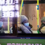 Pasajeros con mascarillas en un autobús que circula por las calles de Madrid