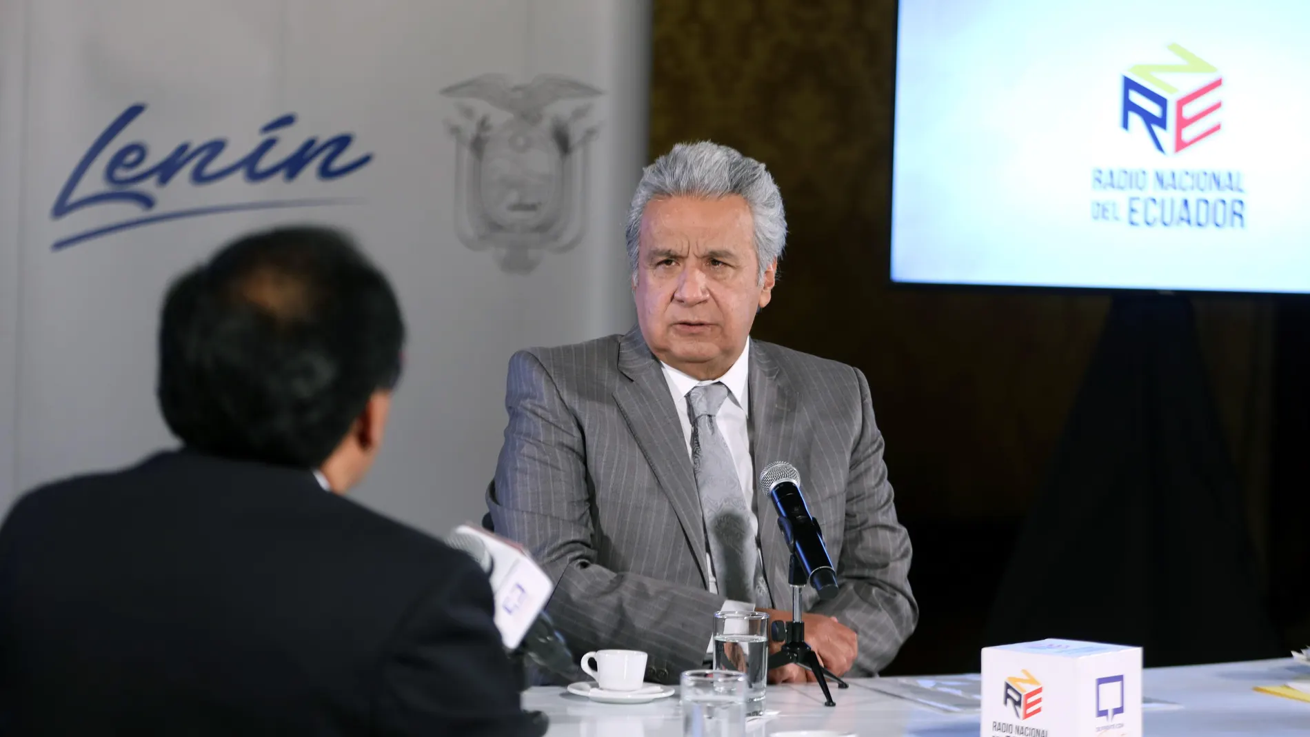 AME7997. QUITO (ECUADOR), 06/01/2021.- Fotografía cedida por Secom donde se muestra al presidente de Ecuador, Lenín Moreno, durante su participación en el programa "De frente con el presidente" hoy, en Quito (Ecuador). Lenín Moreno anunció este miércoles que tiene previsto viajar a Washington la próxima semana para gestionar con farmacéuticas la posibilidad de incrementar el suministro de vacunas anticovid-19 para su país. EFE/ Cedidas Secom/ SOLO USO EDITORIAL/ NO VENTAS