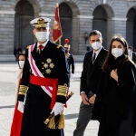 El Rey Felipe VI, la Reina Letizia y el presidente del Gobierno, Pedro Sánchez, asisten a la Pascua Militar de 2021, en el Palacio Real, en Madrid (España) a 6 de enero de 2021.