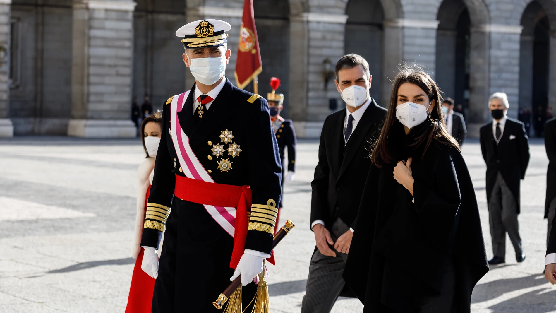 El Rey Felipe VI, la Reina Letizia y el presidente del Gobierno, Pedro Sánchez, asisten a la Pascua Militar de 2021, en el Palacio Real, en Madrid (España) a 6 de enero de 2021.