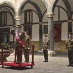 El teniente general Aznar recibe honores durante el alacto de la Pascua Militar celebrado este miércoles en el palacio de capitanía General de Barcelona. EFE/Ejército de Tierra