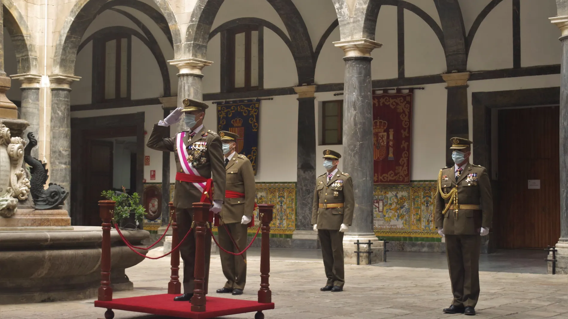 El teniente general Aznar recibe honores durante el alacto de la Pascua Militar celebrado este miércoles en el palacio de capitanía General de Barcelona. EFE/Ejército de Tierra