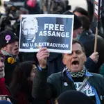 Manifestantes en contra de la extradición de Julian Assange fuera del Tribunal de Magistrados de Westminster en Londres