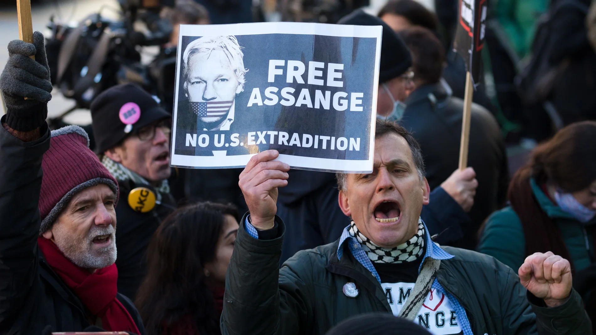 Manifestantes en contra de la extradición de Julian Assange fuera del Tribunal de Magistrados de Westminster en Londres