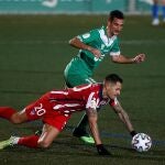 El centrocampista del Atlético de Madrid de Madrid Víctor Machín, lucha con el defensa de UE Cornellá, Pol Moreno