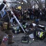 Los manifestantes rompen el equipo de televisión fuera del Capitolio (AP Photo/Jose Luis Magana)