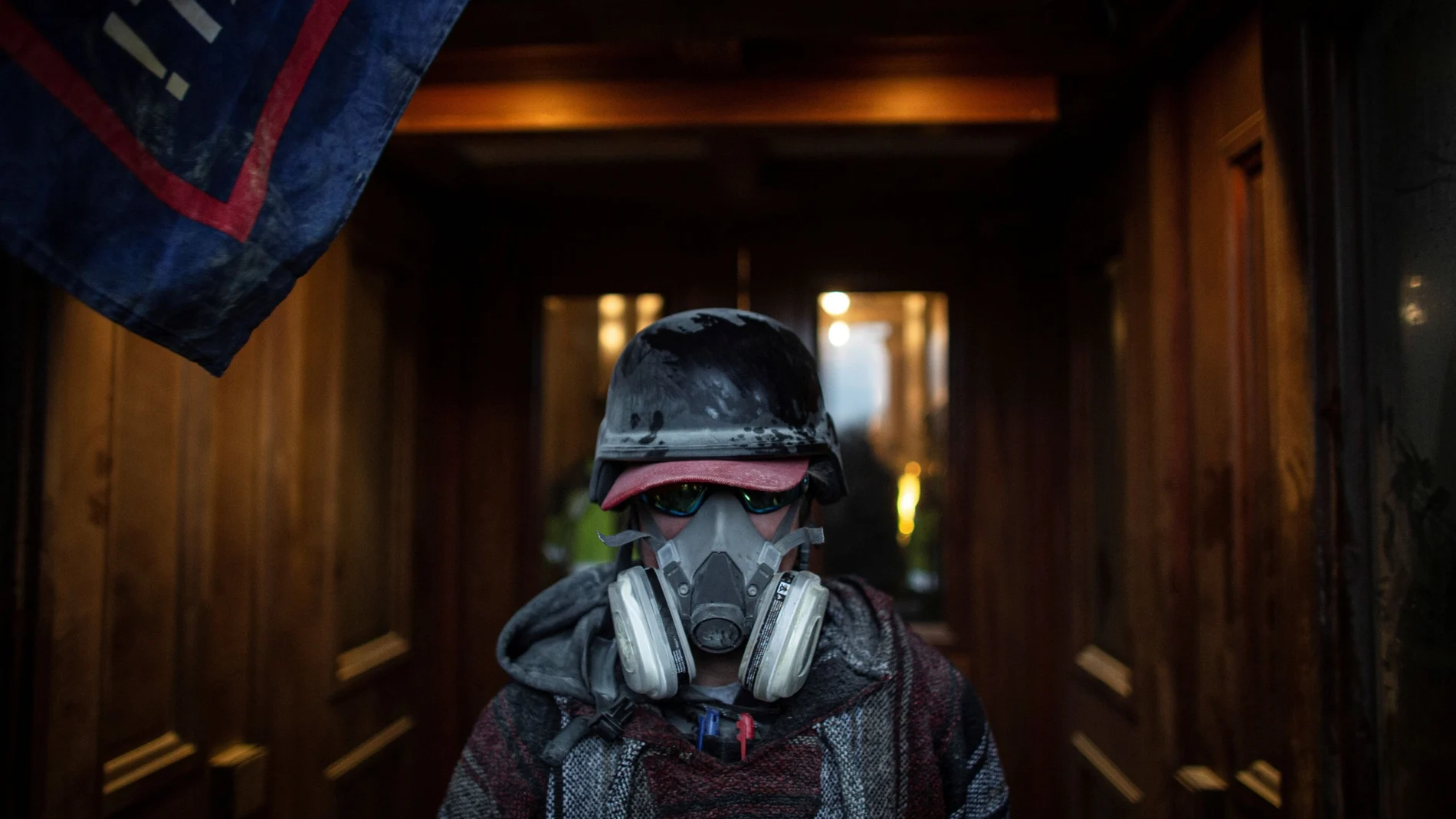 Un manifestante usa una máscara de gas dentro del Capitolio estadounidense