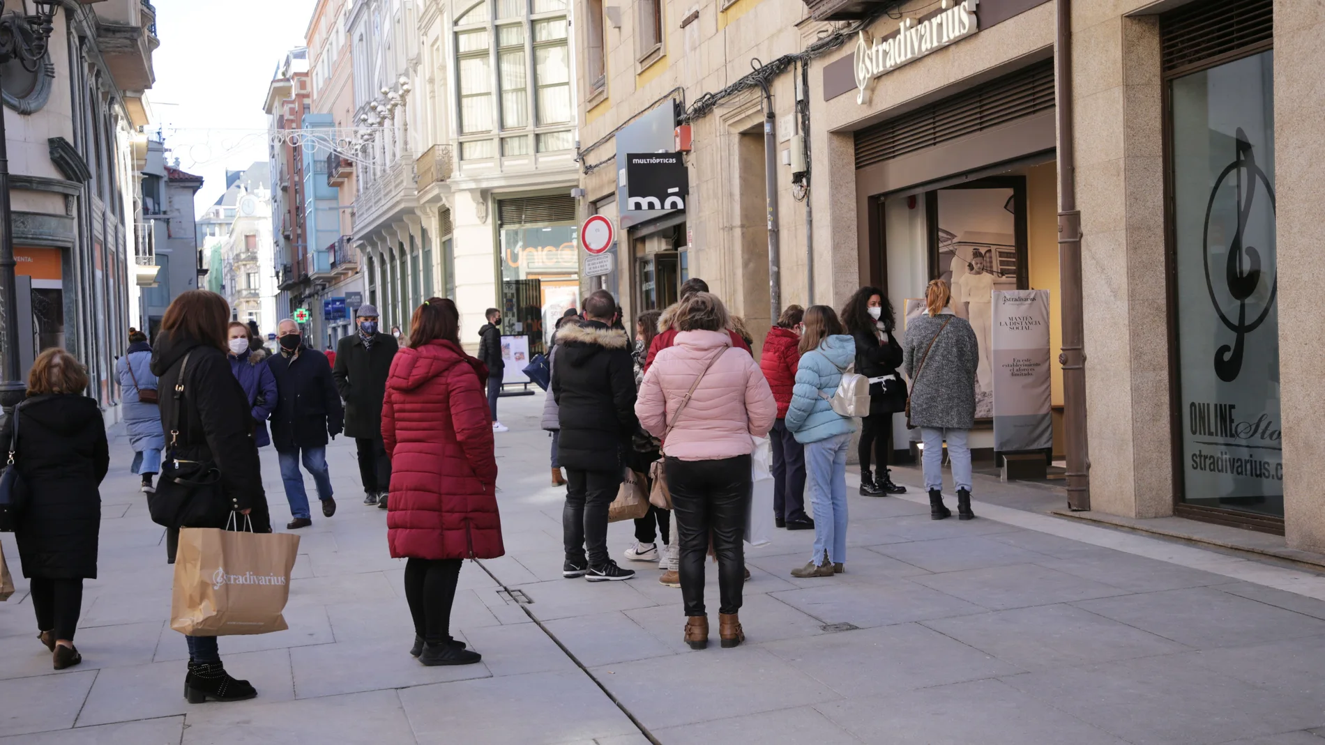 Colas para entrar en un establecimiento comercial en Zamora en el inicio de las rebajas