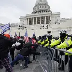 Los cuerpos de seguridad de Washington, en el punto de mira por no saber controlar el asalto al Capitolio