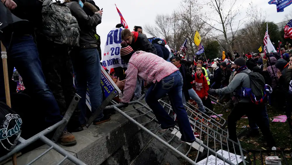 Seguidores de Donald Trump irrumpen durante unas protestas en los terrenos del Capitolio de los Estados Unidos