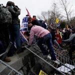 Seguidores de Donald Trump irrumpen durante unas protestas en los terrenos del Capitolio de los Estados Unidos