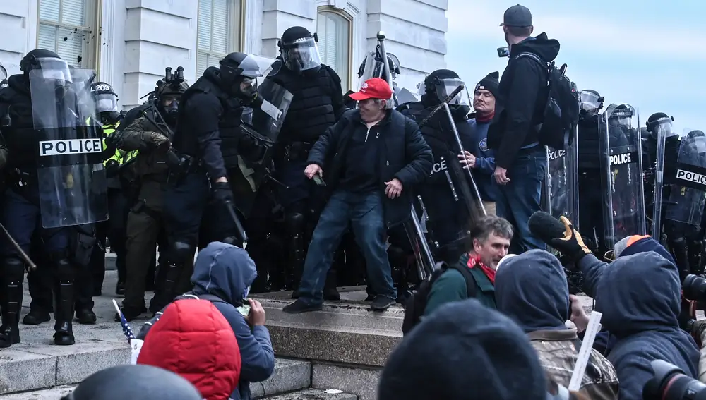 La Policía disuelve a los seguidores de Trump en el Capitolio
