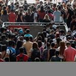 AME8179. SAO PAULO (BRASIL), 07/01/2021.- Decenas de pasajeros desembarcan del tren en la estación Luz hoy, jueves en el centro de Sao Paulo. El Gobierno de Sao Paulo solicitó este jueves la autorización para el uso de emergencia de la vacuna contra la covid-19 desarrollada por el laboratorio chino Sinovac en asociación con el laboratorio brasileño Butantan, después de mostrar una eficacia del 78 %. EFE/ Sebastiao Moreira