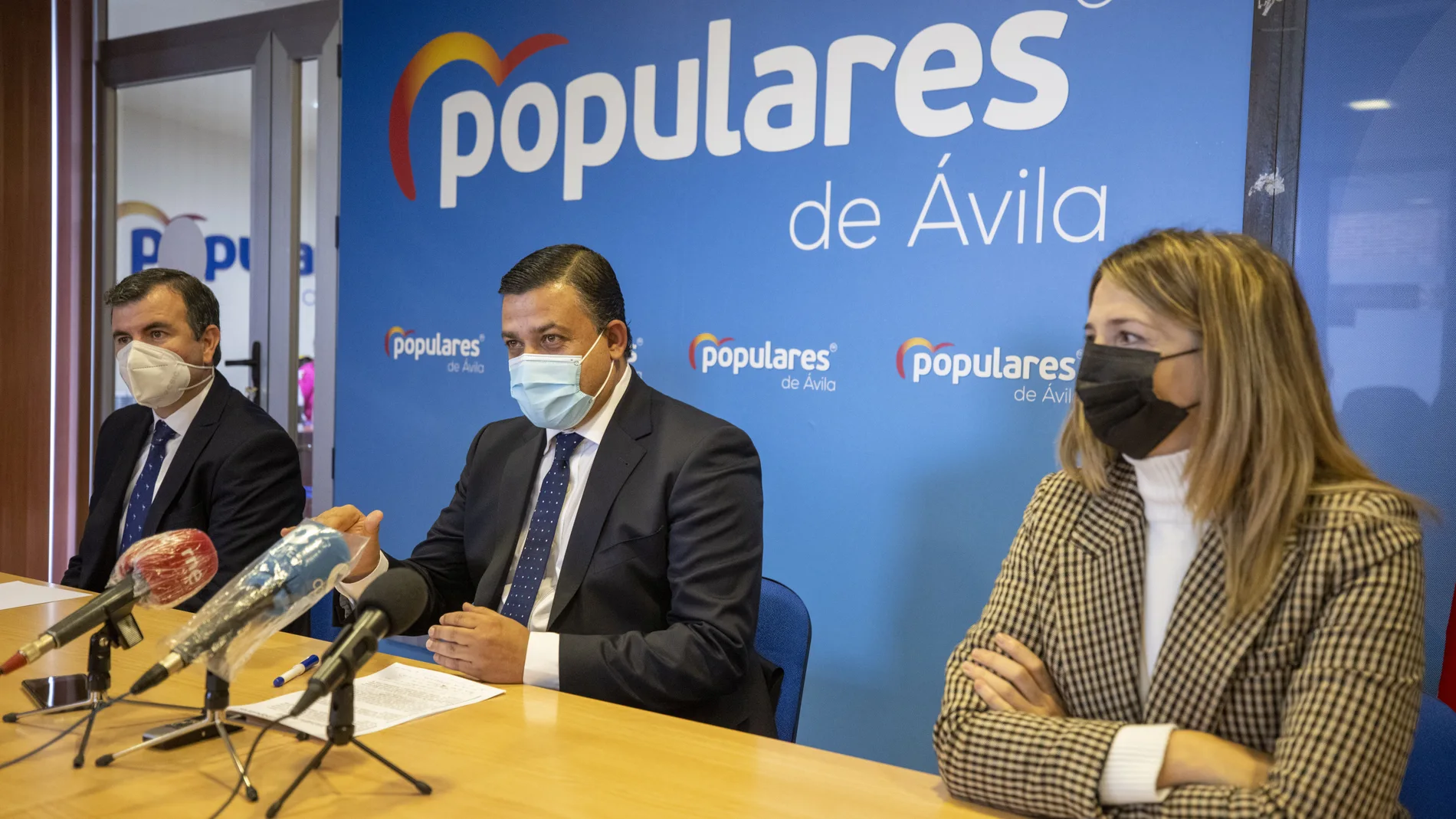 El presidente del PP de Ávila, Carlos García, junto con los parlamentarios nacionales Alicia García y Juan Pablo Martín, hace balance del primer año de la XIV Legislatura y de la labor del Gobierno central