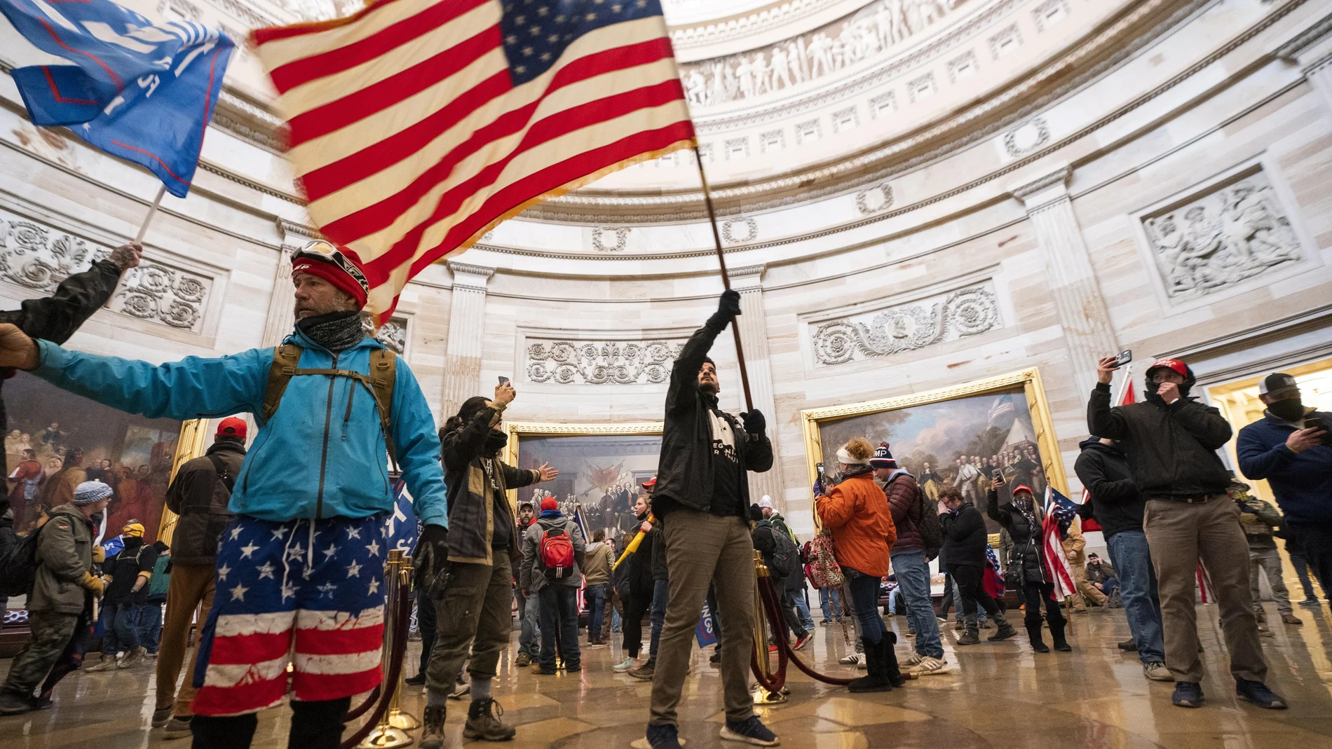 Los partidarios del Presidente de los Estados Unidos Donald J. Trump en la Rotonda del Capitolio después de haber violado la seguridad del Capitolio en Washington (Protestas, Estados Unidos) EFE/EPA/JIM LO SCALZO