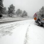 La Agencia Valenciana de Seguridad y Respuesta a las Emergencias ha establecido la emergencia por nevadas nivel 0 en la provincia de Castellón ante el riesgo de nevadas por el impacto de la borrasca Filomena, que ha provocado incidencias por hielo y nieve en 20 carreteras de la Comunitat Valenciana. En la imagen, la carretera CV-803 que une Bañeres de Mariola y Onil cortada al tráfico por la nieve.