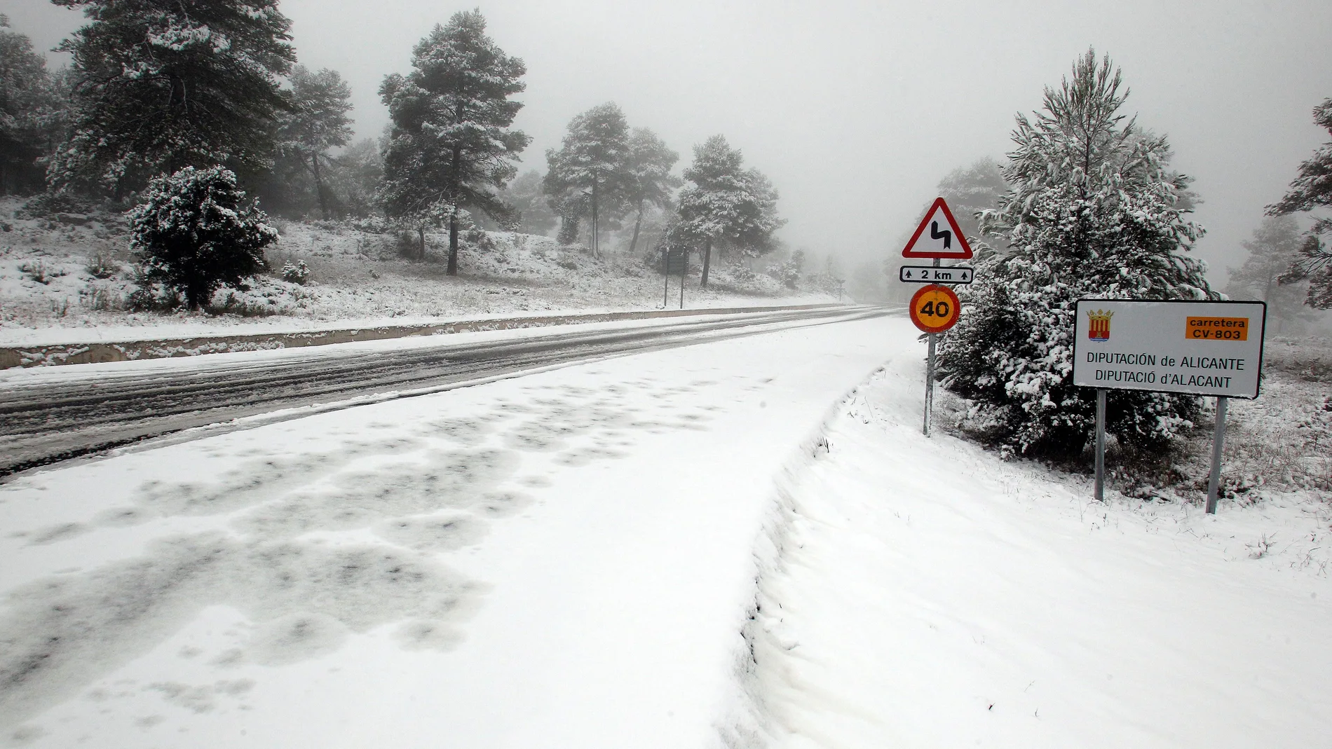 La Agencia Valenciana de Seguridad y Respuesta a las Emergencias ha establecido la emergencia por nevadas nivel 0 en la provincia de Castellón ante el riesgo de nevadas por el impacto de la borrasca Filomena, que ha provocado incidencias por hielo y nieve en 20 carreteras de la Comunitat Valenciana. En la imagen, la carretera CV-803 que une Bañeres de Mariola y Onil cortada al tráfico por la nieve.