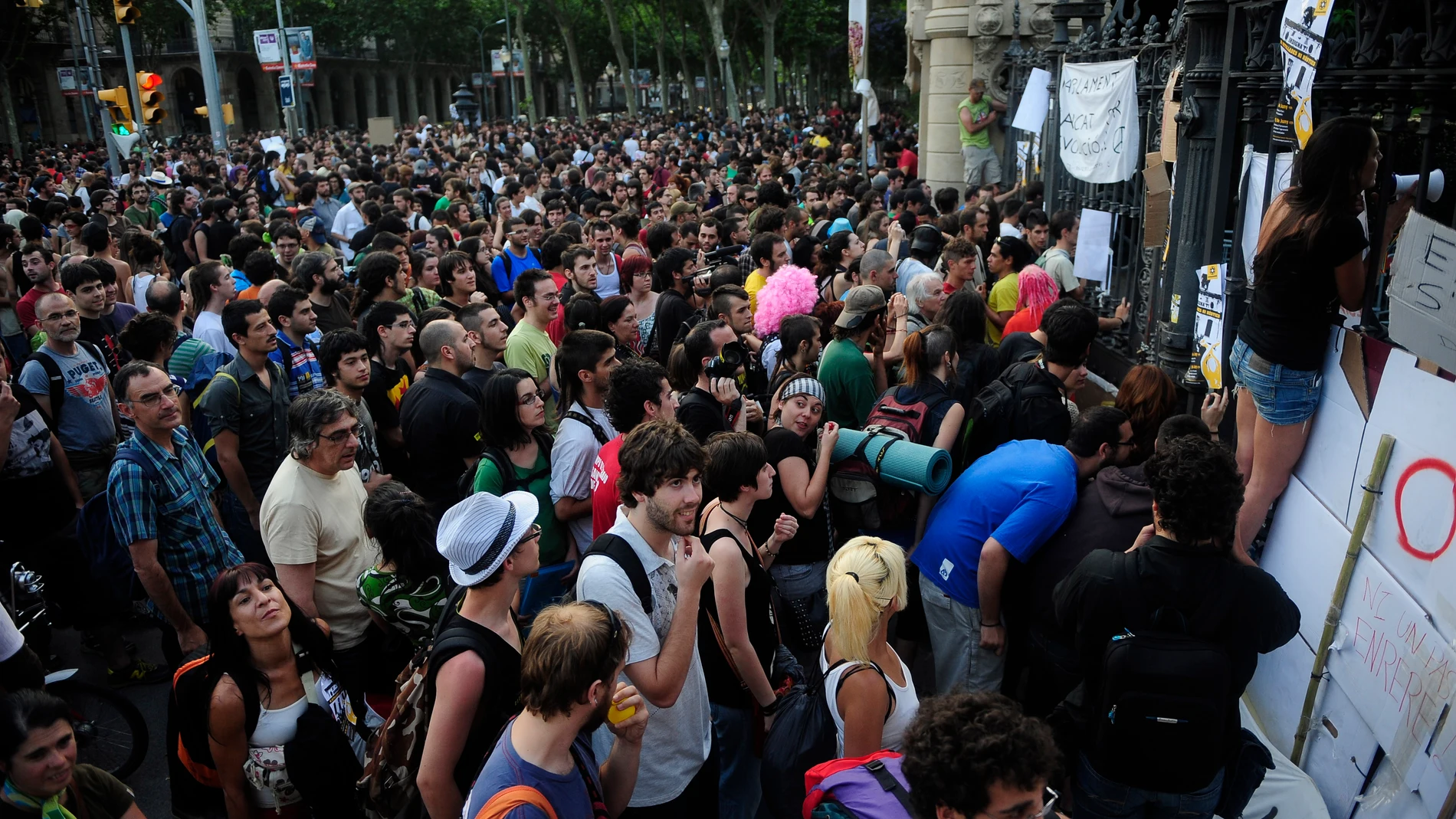 Una multitud ante el Parque de la Ciudadela durante el asedio al Parlamento catalán