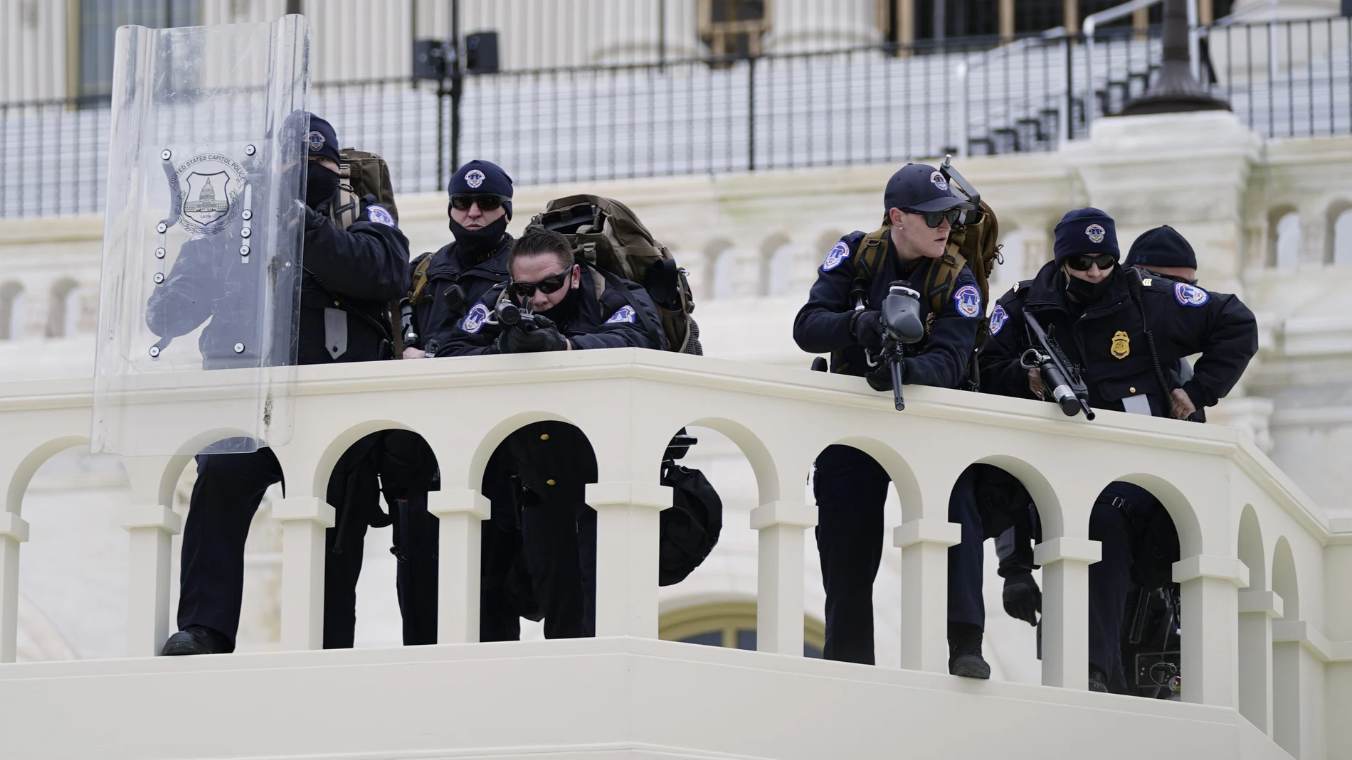 Agentes tratan de defender el Capitolio