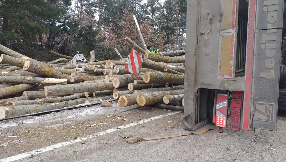 Carga de troncos en el suelo tras el accidente de un camión y un turismo entre Abéjar y Molinos de Duero, en Soiria