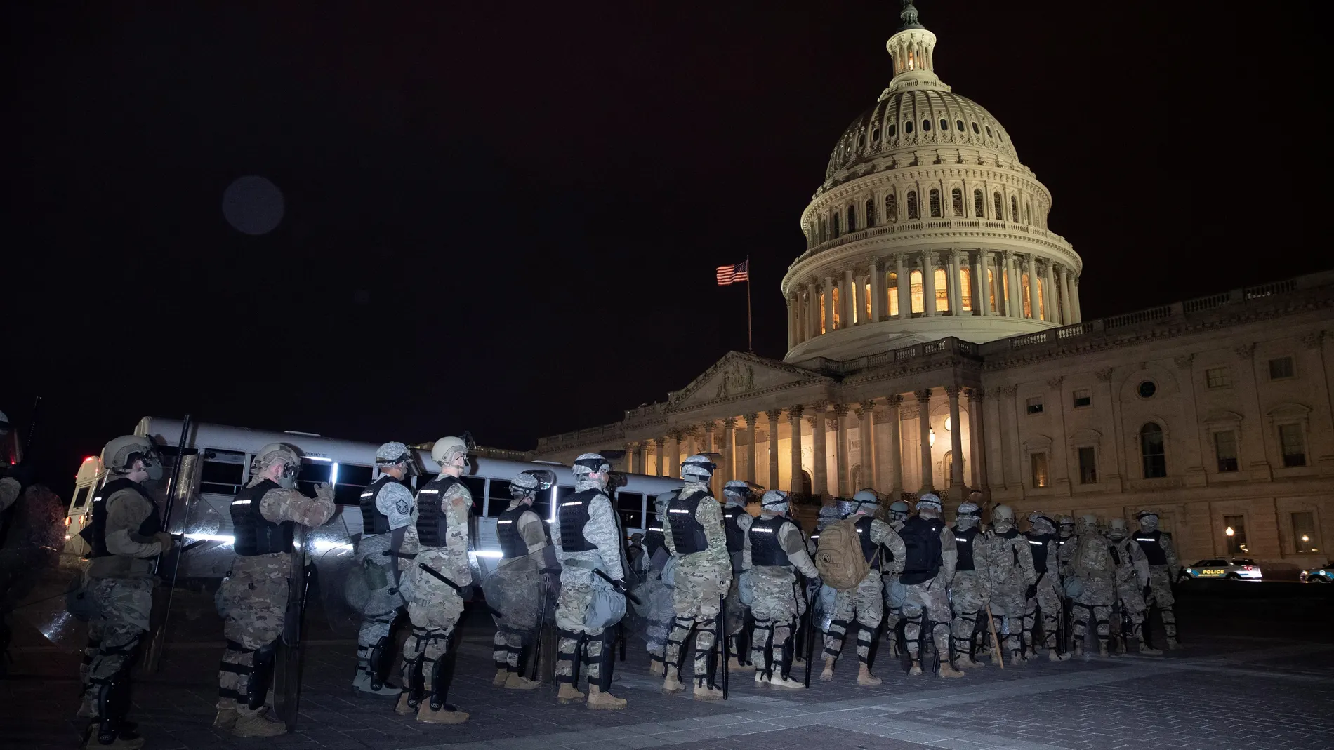 La Guardia Nacional se forma a las afueras del Capitolio de los Estados Unidos después de que seguidores de Donald Trump irrumpieran en el recinto durante unas protestas hoy, en Washington (Estados Unidos).