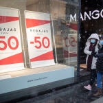 Un escaparate en una tienda anuncia las conocidas como rebajas de enero, en Madrid (España).