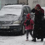 Una mujer y su hija caminan en la nieve en la Cañada Real Galiana, Madrid (España), a 8 de enero de 2021. Efectivos de Cruz Roja trasladarán a vecinos de esta población a centros y albergues del Ayuntamiento de Rivas y Madrid por el temporal de nieve tras tres meses sin electricidad.08 ENERO 2021;FILOMENA;TEMPORAL;FRÍOEduardo Parra / Europa Press08/01/2021