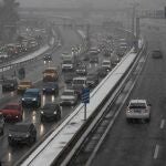 Vista del atasco en la M-30 a la altura del puente de Ventas, el pasado viernes 8