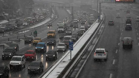 Vista del atasco en la M-30 a la altura del puente de Ventas, el pasado viernes 8