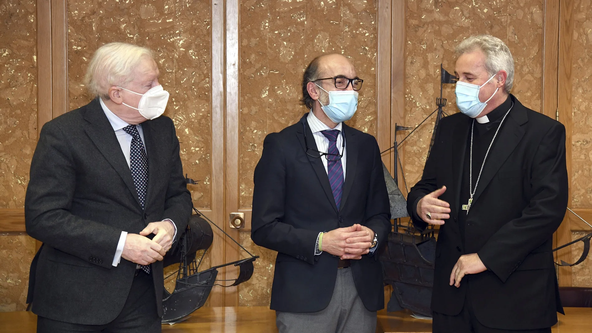 El consejero de Cultura y Turismo, Javier Ortega (C), charla con el presidente y vicepresidente de la Fundación VIII Centenario de la Catedral. Burgos 2021, Mario Iceta (D), y Antonio Méndez Pozo (I), respectivamente