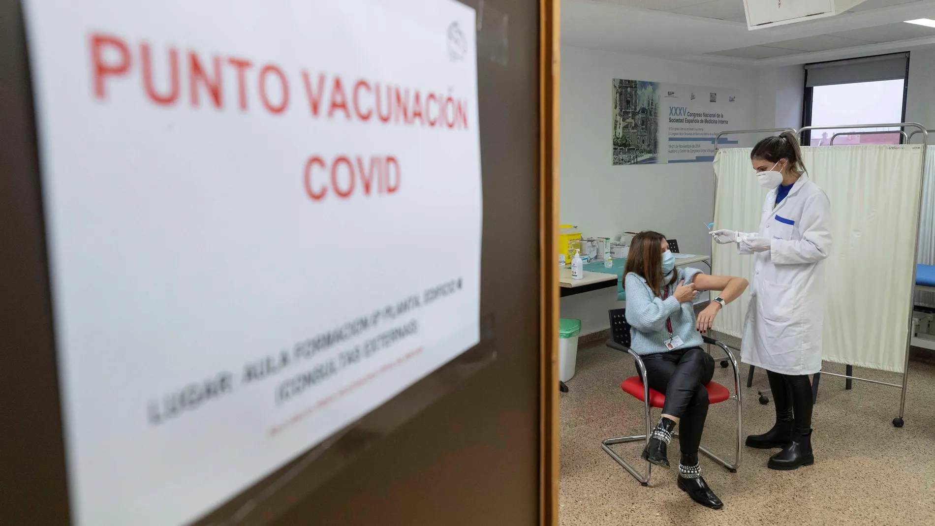 La enfermera del Hospital Morales Meseguer de Murcia Ana Isabel Martínez (d) pone la vacuna contra la covid a una sanitaria del hospital, este viernes