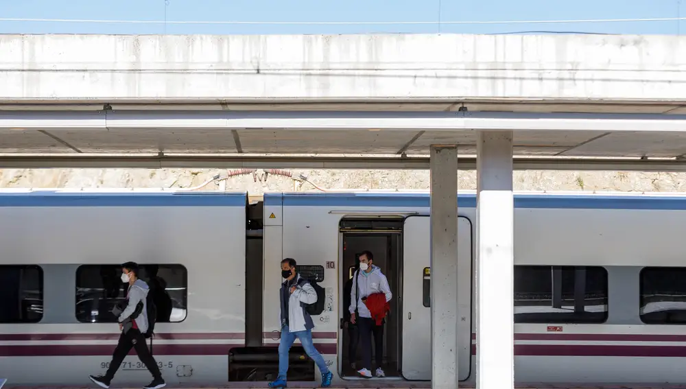 Viajeros en la estación del Ave en Segovia