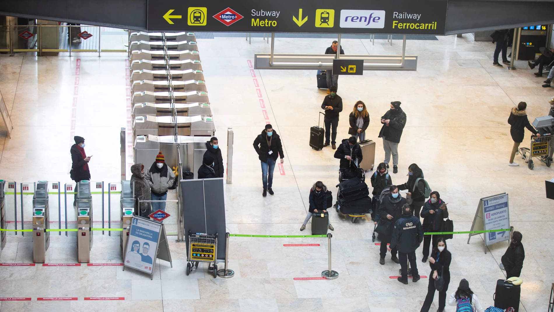 Los aeropuertos de Valencia y Alicante acogen vuelos desviados desde Barajas