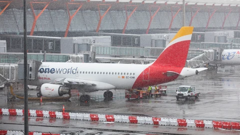 © Jesús G. Feria. Temporal de frío y nieve en Madrid. Imagen del aeropuerto Adolfo Suarez Madrid Barajas.
