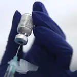 Un sanitario prepara la vacuna de Pfizer contra la Covid-19