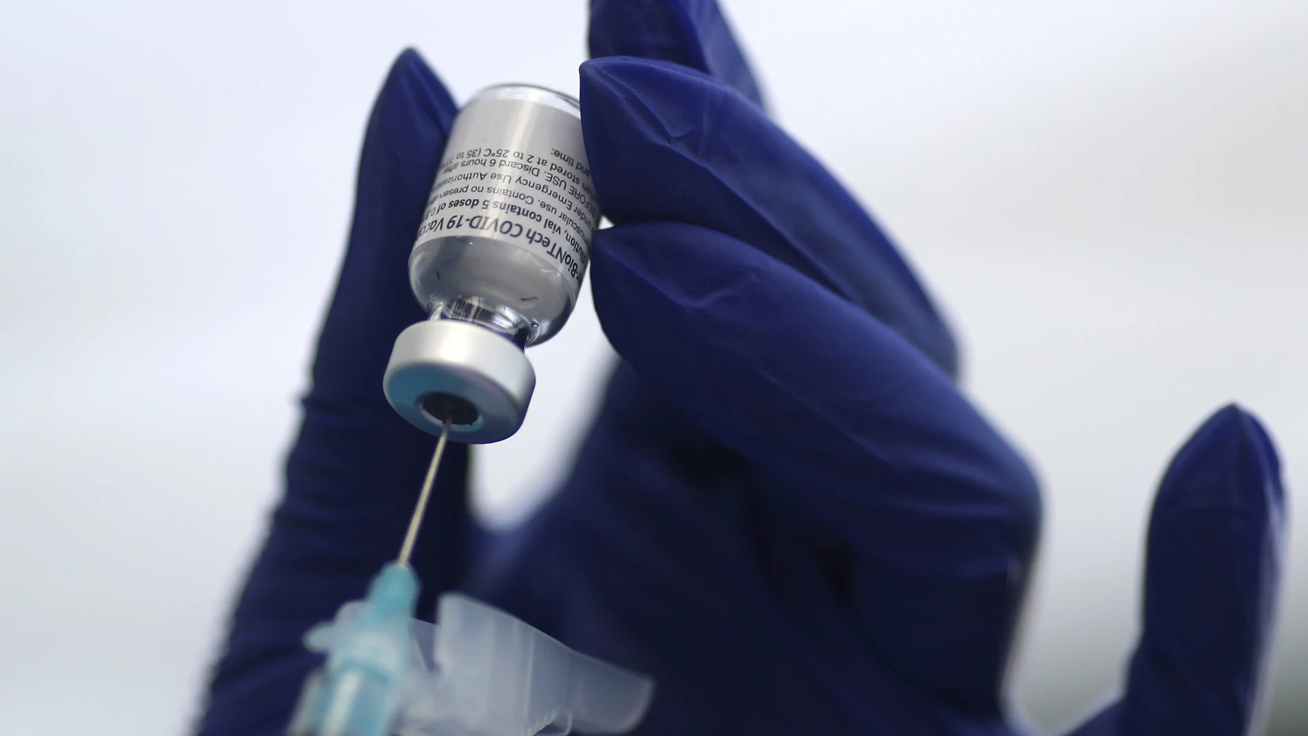Un sanitario prepara la vacuna de Pfizer contra la Covid-19