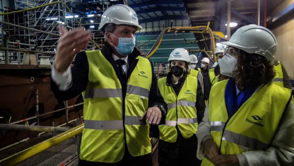 La ministra de Hacienda, María Jesús Montero, durante su visita a las instalaciones del astillero de Navantia de San Fernando (Cádiz). EFE/Román Ríos